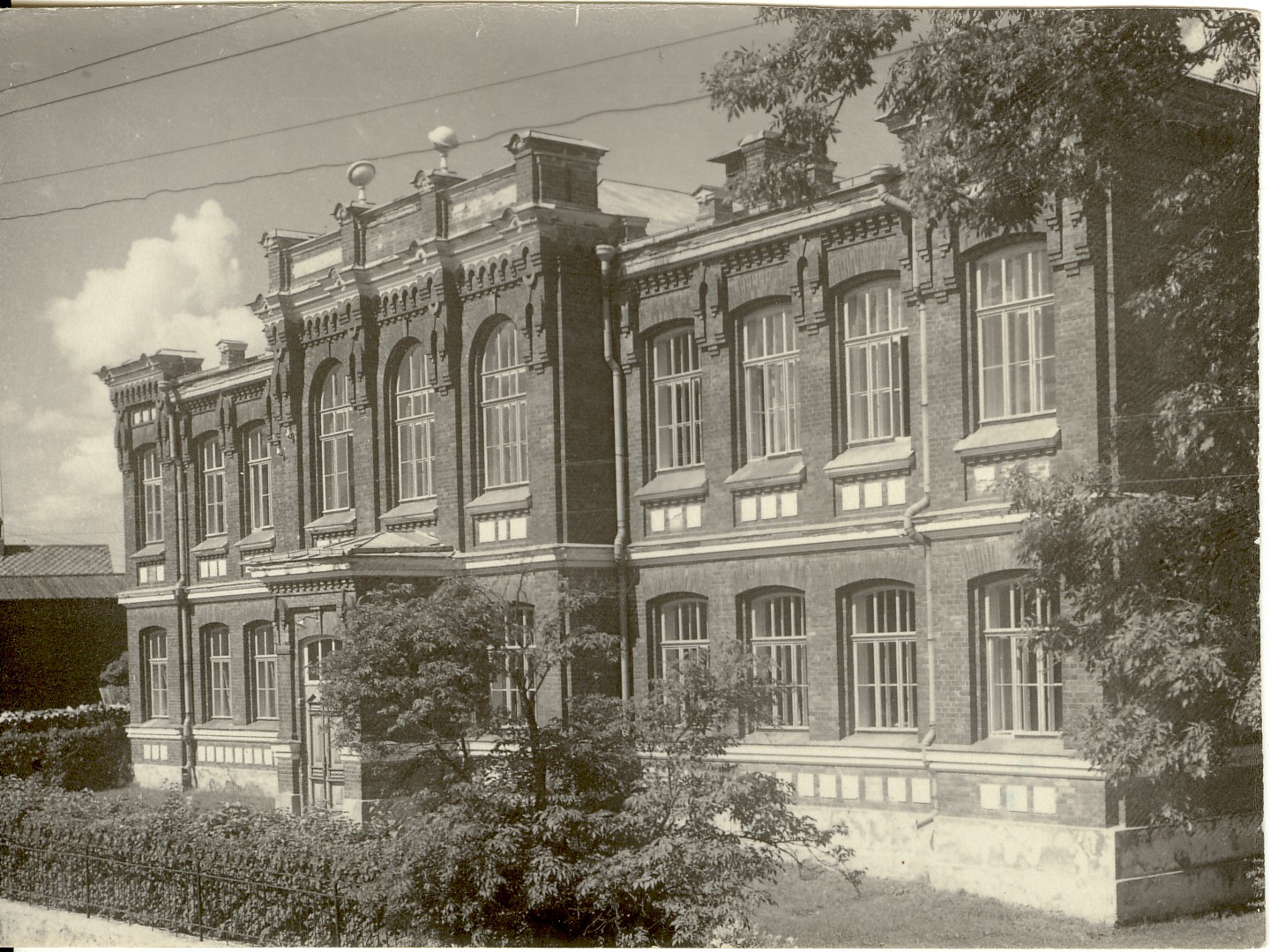 Photo, Paide Gymnasium building Posti Street in the 1930s a.