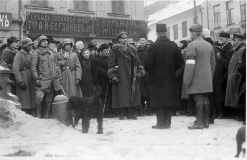 Reception of German occupation forces in Tartu in 1918. In the middle of the oberst Bufrick.