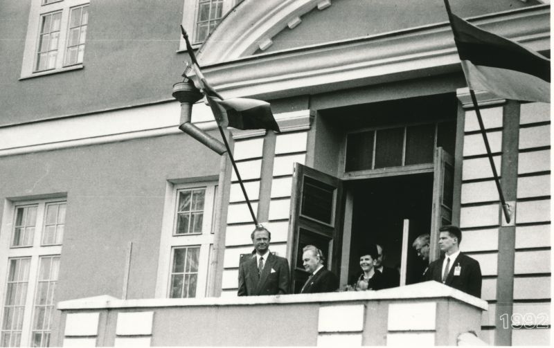 Photo. The King and Queen of Sweden visited Läänemaa 24.04.1992. On the stairs of the manor building in New Manor.
Photo: M.Naumov.