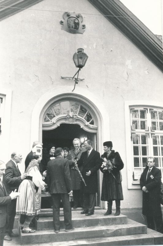 Photo. The King and Queen of Sweden visited Läänemaa 24.04.1992. Representatives of Muhu municipality handed over a gift at the stairs of Läänemaa Museum.
Photo: M.Naumov.