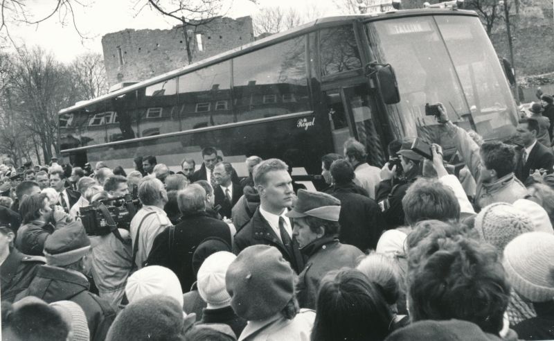 Photo. The King and Queen of Sweden visited Läänemaa 24.04.1992. Departure from Haapsalu Lossiplats.
Photo: M.Naumov.