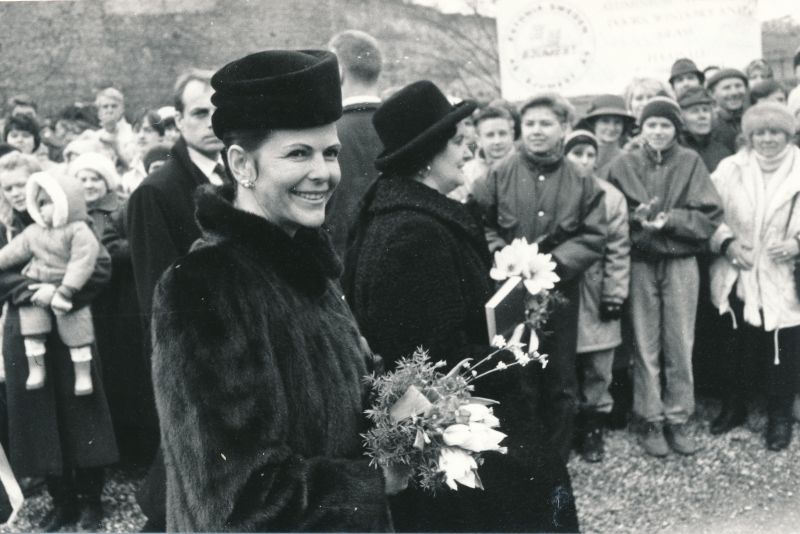 Photo. The King and Queen of Sweden visited Läänemaa 24.04.1992. Queen Silvia went to the Museum of Läänemaa.
Photo: M.Naumov.