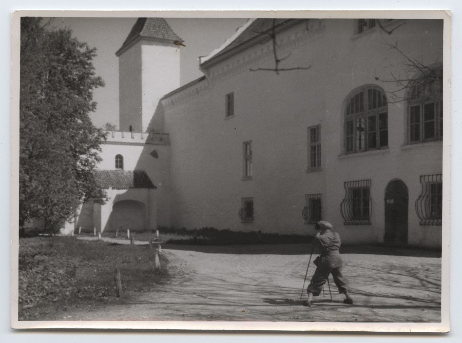 Photographer at the courtyard of the Petser monastery.