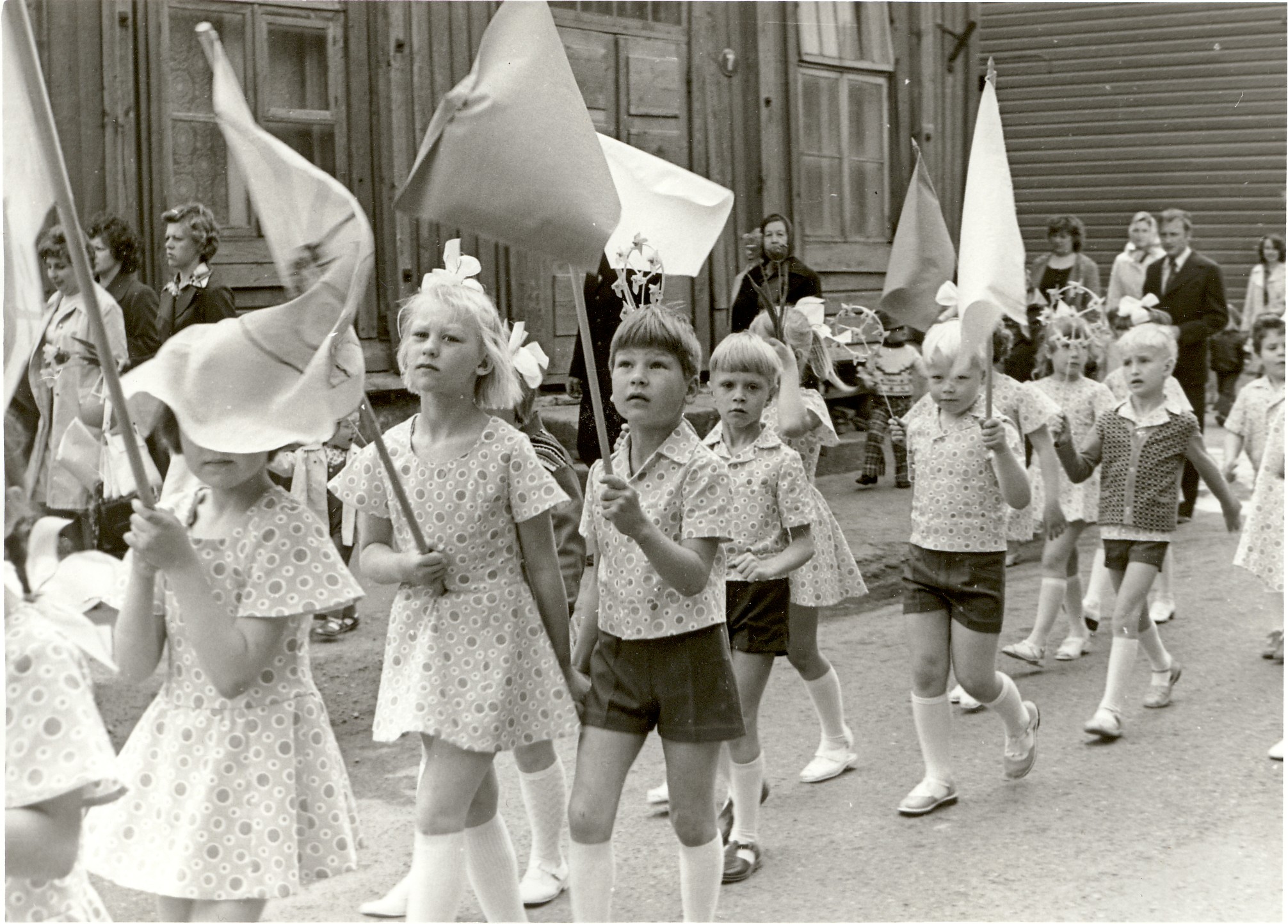 Photo, the participants of the children's spring days go through Paide city Vallimäe in 1976.