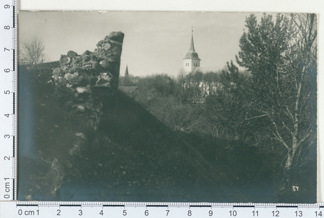Viljandi, view of the ruins towards the city