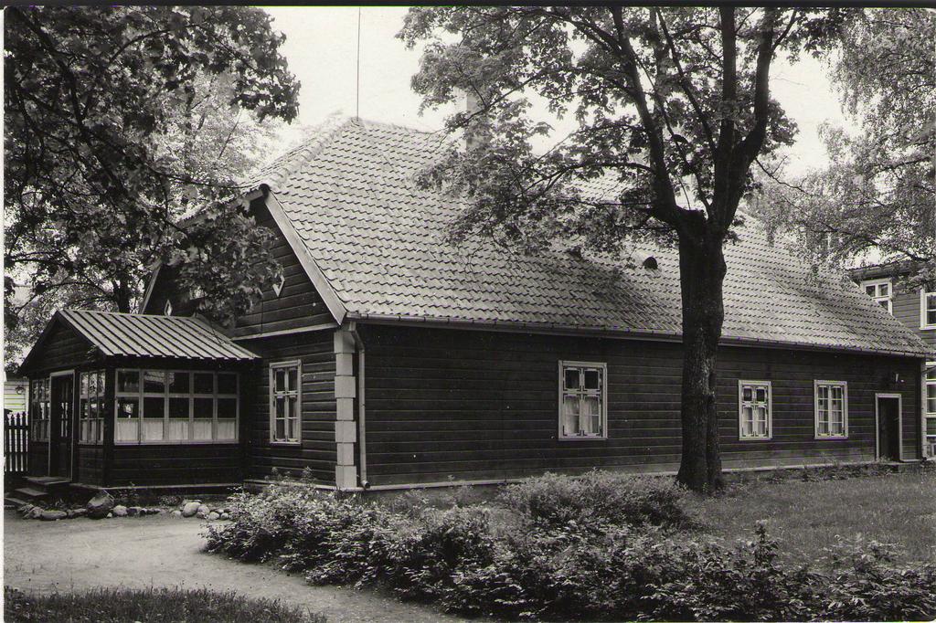 Photo. Dr. Fr. R. Kreutzwald's residential house (the courtyard view). Võru, 1993.