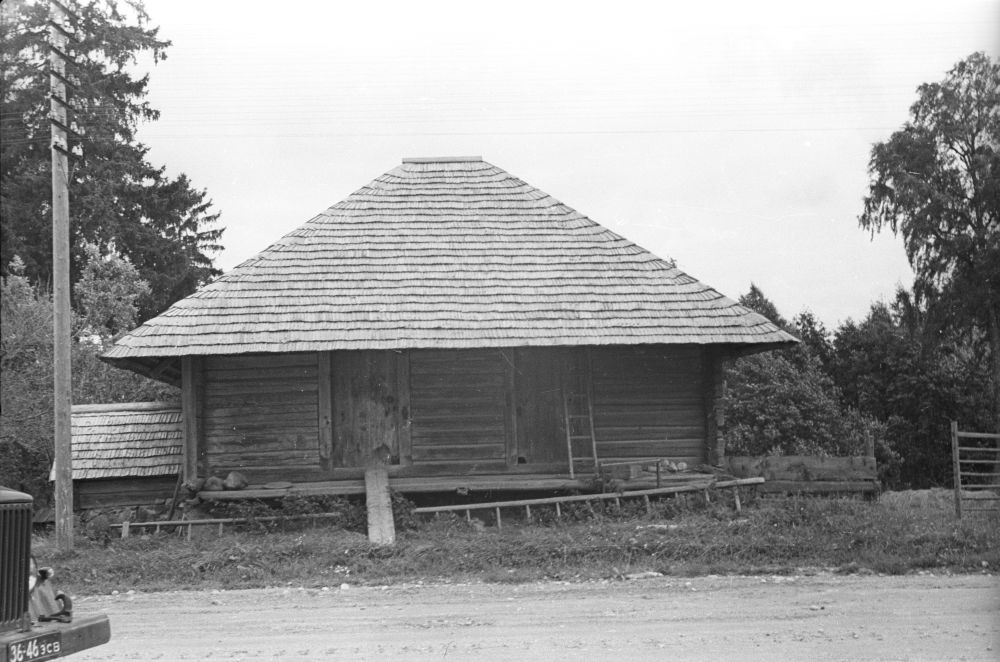 Jäärja Suurekõrts garden, front side.