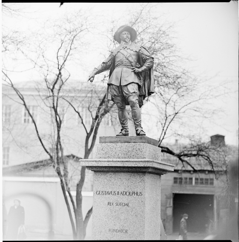 Gustav II Adolf's shape on the King's Square in Tartu - opened 23.04.1992