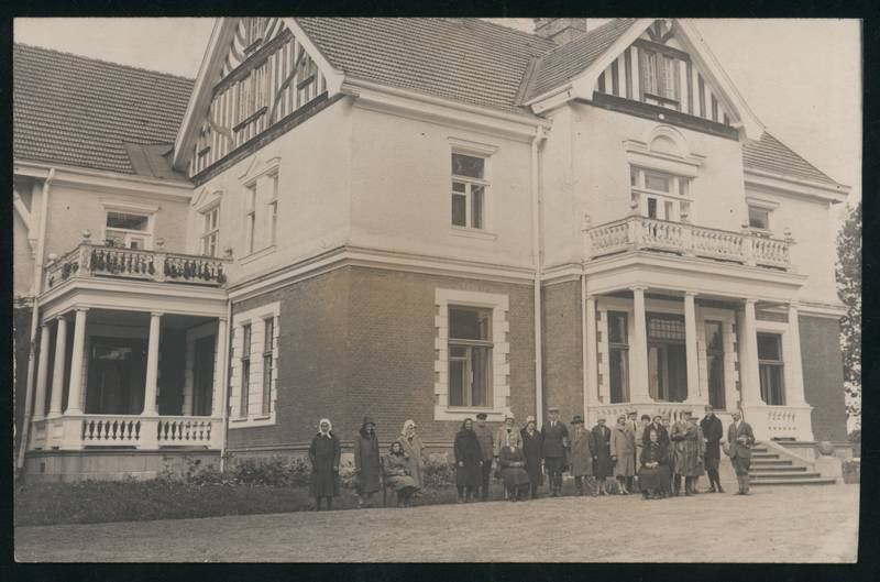 Postcard, Olustvere Castle, a group of people in front of the house