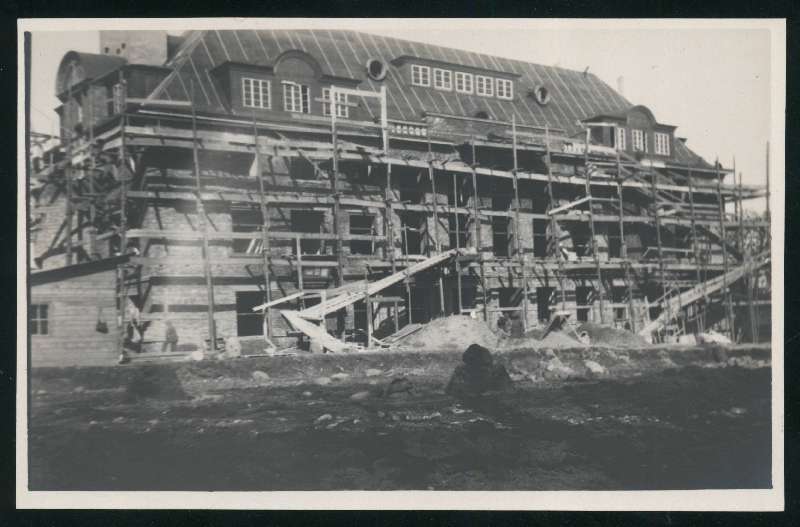 Postcard, building of the building of the Viljandi Department of Eesti Pank, under the roof