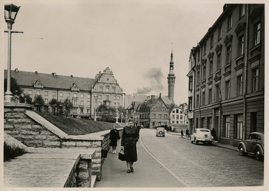 Harju Street, view along the street in the 1950s, the apartment in Niguliste 2 and Raekoda