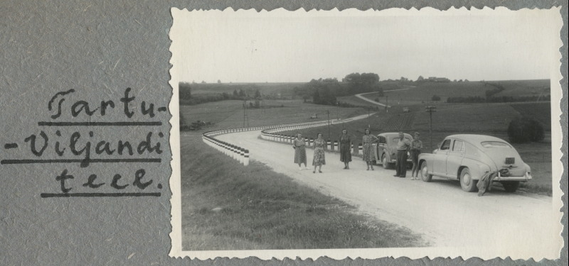 Travel company alongside cars on the road from Tartu to Viljandi. On the left 3. Ella Toomsalu.