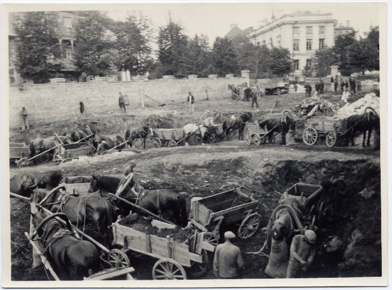 Building of Eesti Pank in Tallinn on the road of Estonia. In Ferdinand Adoff, Herbert Johanson, Eugen Habermann