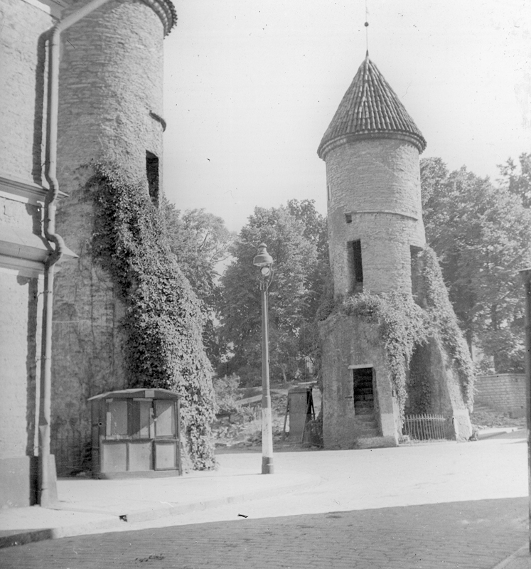 Viru front gate towers, view of towers from Vana-Viru Street