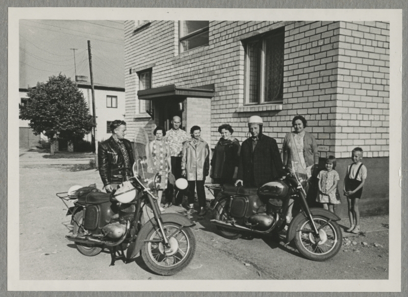 Group picture in the apartment building season (better 3. Ella Toomsalu, two motorcycles on the front.