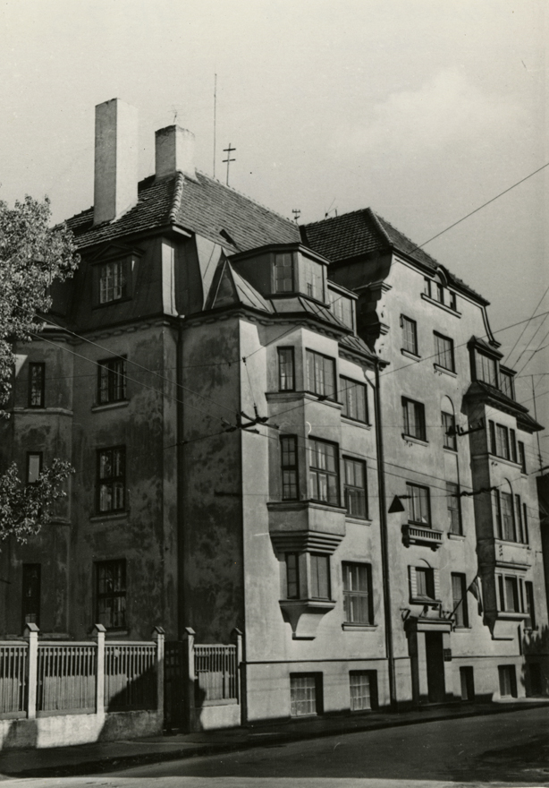 The apartment building of railwaymen (rail servicemen) in Tallinn, Tehnika tn, the view of the building along the street. Architect Karl Burman