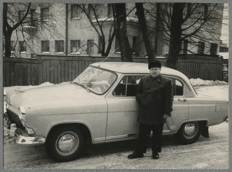 Hans Malm is next to his car.