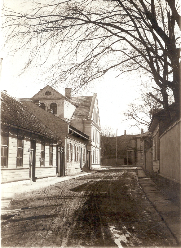 Photo. Sea (Suur - Sea) Street starts in Haapsalu. View along the Sea Street Lossiplats. Dirty tea on the front. The beginning of the 20th century.