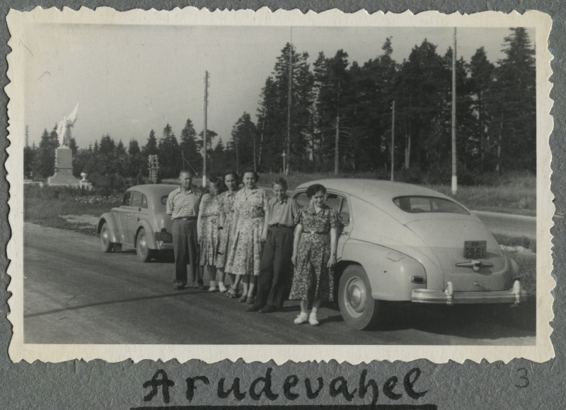 Group picture with partners in the background of cars in the Harutee region during Toomsalude's car trips in Riga. On the left 4. Ella Toomsalu.