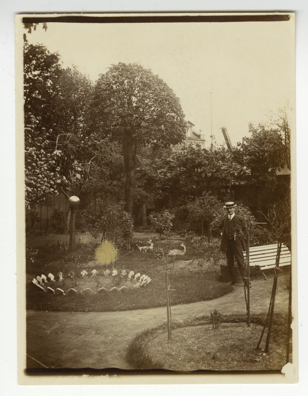 View of the garden or park, a man with a right cable.