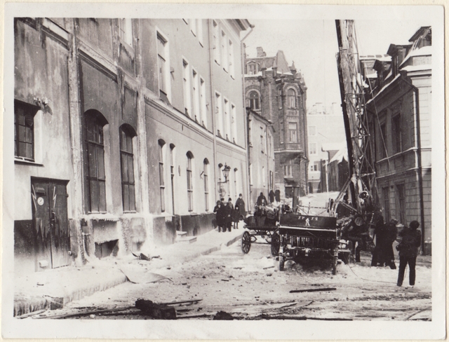 Mechanical redel and steam pump on the street of the Old Town above the fire.