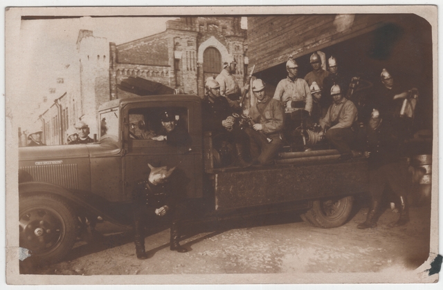 Firefighters at the fire extinguishing car "Reo" in Tondi.