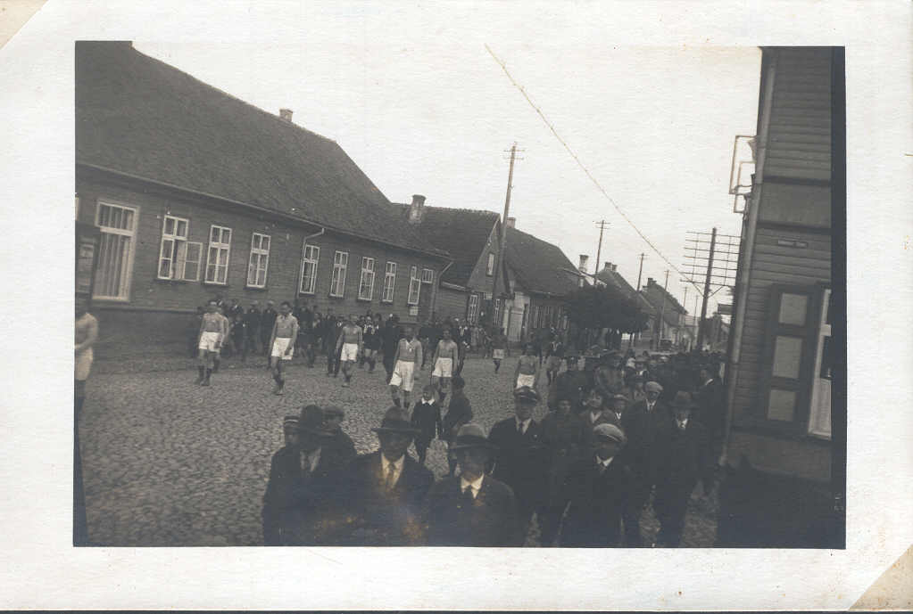 Photo Võru journalists and Võru Kandle company football team train to the stadium on June 12, 1930.