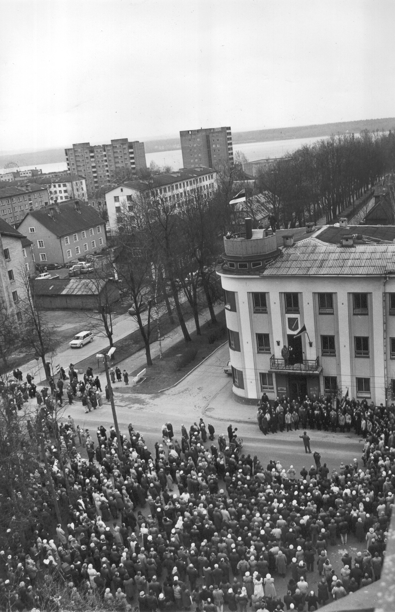 Photo.võrulaste miiting in front of Võru Country Government building on February 24, 1990.