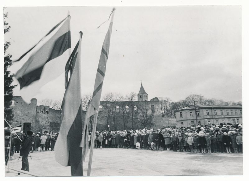 Photo. The Leinamiiting for the support of the Lithuanian people at the Haapsalu Lossiplats 14.01.1991. Black and white.