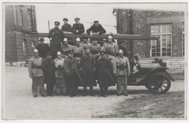 Group photo, military form and fire-fighting clothes men at the fire car.