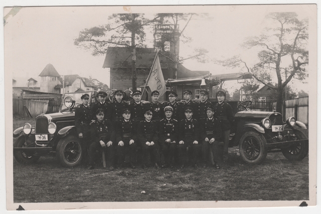 Group photo, Nõmme VTÜ car station with its flag at two fire-fighting cars in 1934.