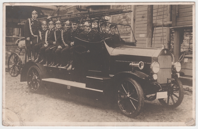 Group photo, Tallinn VTÜ I jsk car team for the first fire extinguishing car, Vana-Viru 14 1922.