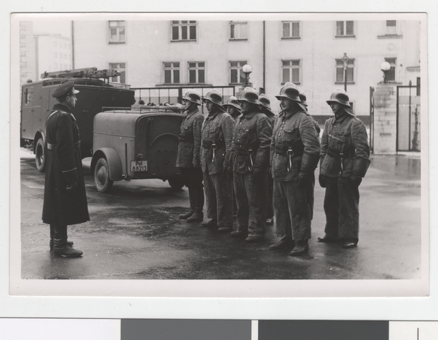Fire-fighting car engine pumped behind the trailer team Raua tn 28 1942.