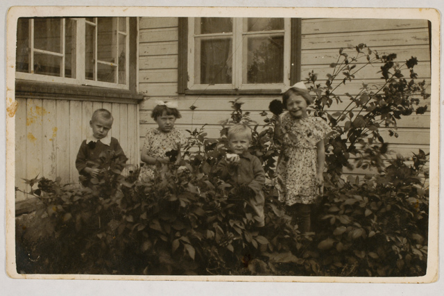 The children of the Longi farm in the garden