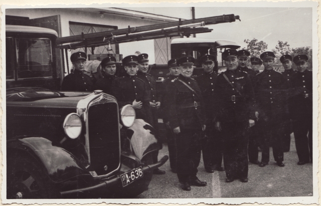 Group photo, team II members at the cars in front of the depot in 1937.