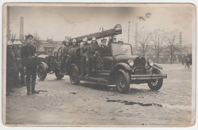 The firefighting team of young men at Tallinn University of Tartu in its car in 1930.
