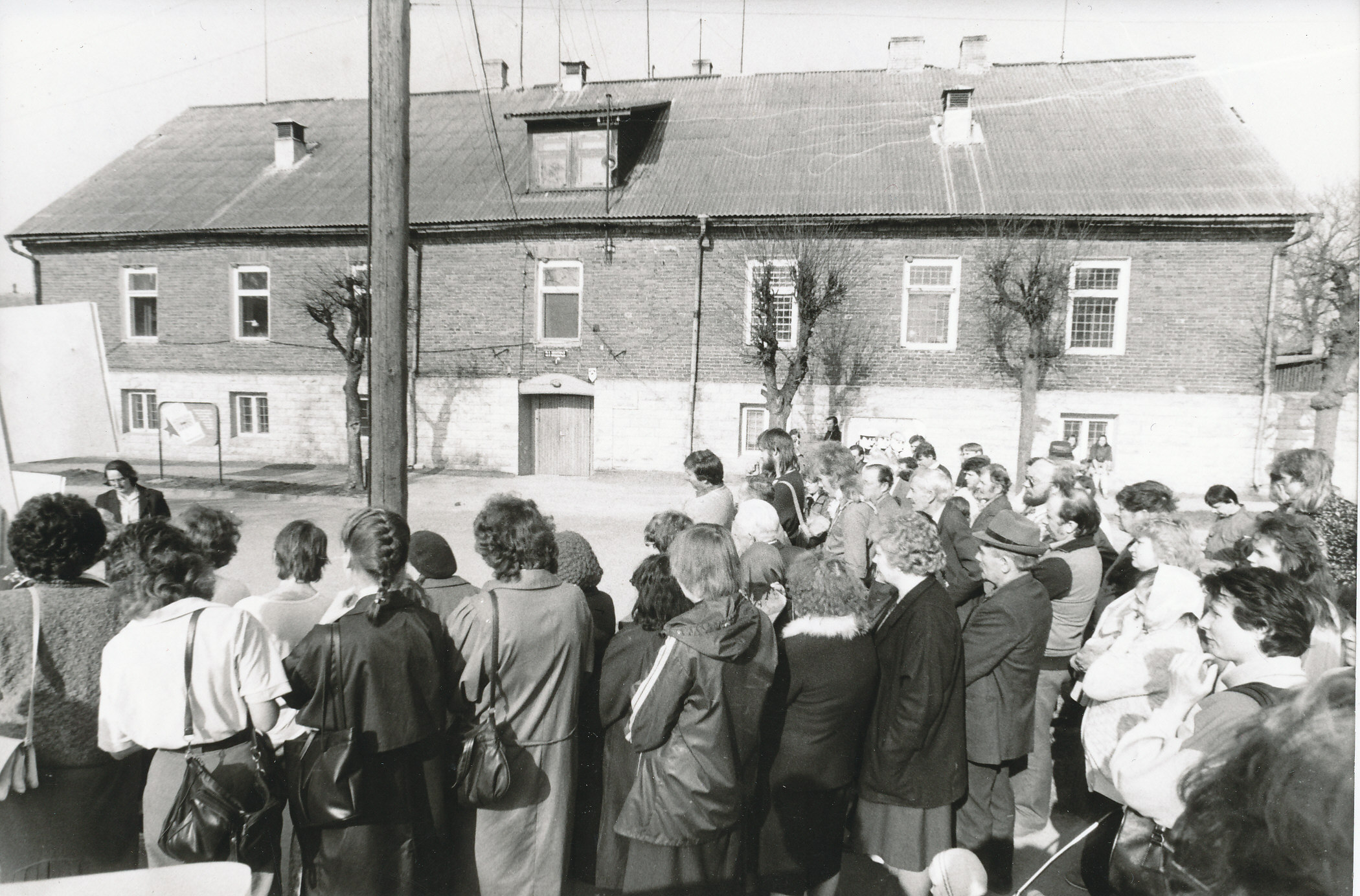 Photo. Pikett-miiting in front of Võru Military Commissioner on April 14, 1989.