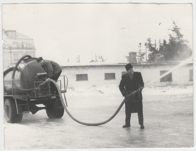 The cell sovhose fire car gives water, the juga is led by Arseni Laan.