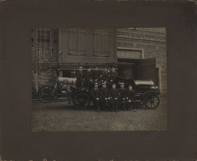 See the first fire extinguishing committee of the company at the car in 1922.