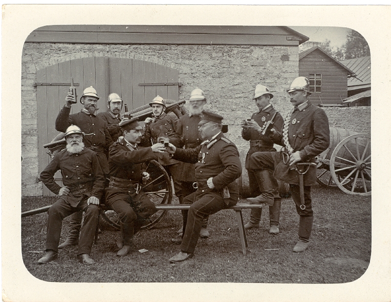 Photo. Firefighters' Society is relaxing at the first aid course. Photo 11.05. 1908. Black and white.