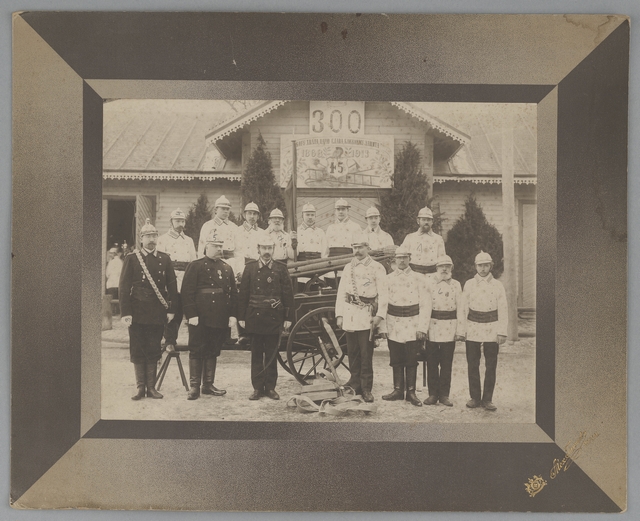 Group photo of Haapsalu Voluntary Firearm I manual spray colony in 1913.