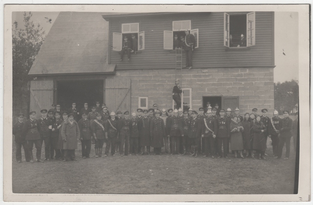 Group photo. Members of Nõmme VTÜ on the front of the Liiva Depoo. 1930s. End