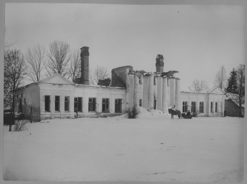 Mõraste Manor after the burning of manor houses during the resurrection of 1905.