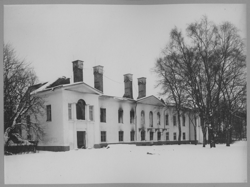 The caste manor after the burning of manor houses during the resurrection of 1905.