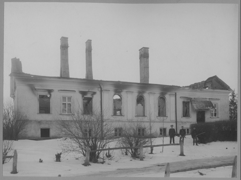 Saha Manor after the burning of manor houses during the resurrection of 1905.