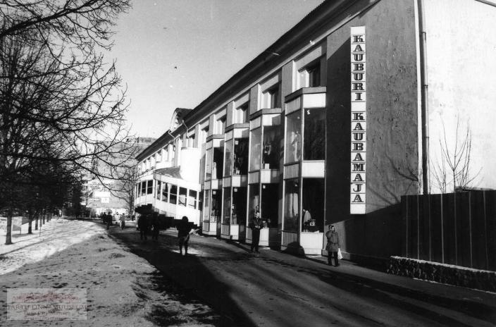 Kauburi shopping mall (Riia mnt).  Tartu, 1998. Photo Aldo Luud.