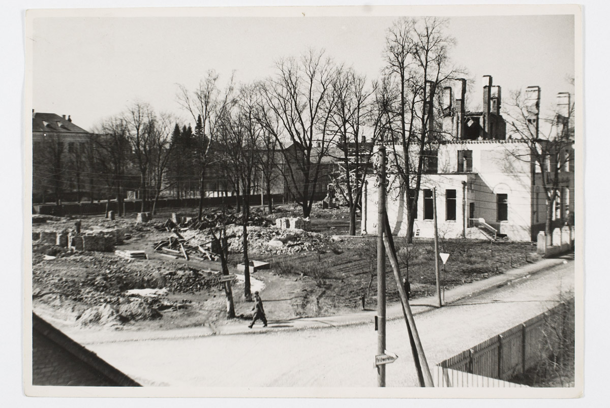 Mill tn corner and corner. Sakala ruins after the war in 1941. Tartu
