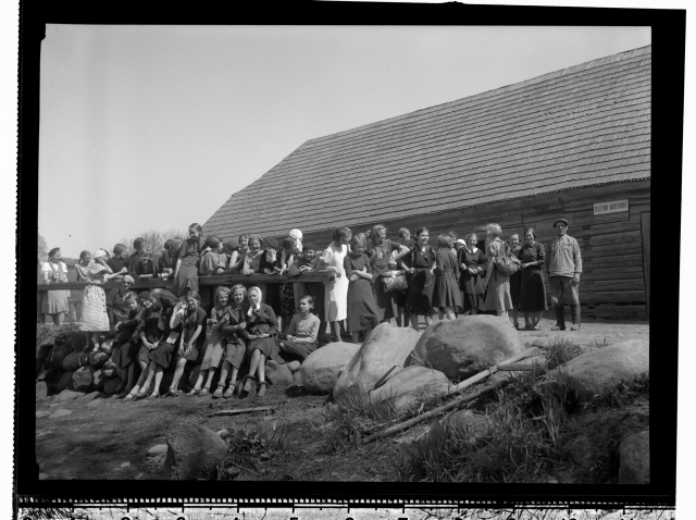 Group photo on Alatskivi tour, at Peatskivi mill