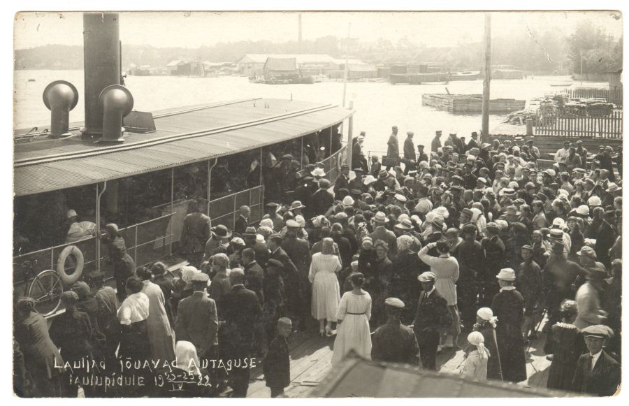 Narva-jõesuu port.
The songs arrive in Alutaguse in 1922. Song festival.