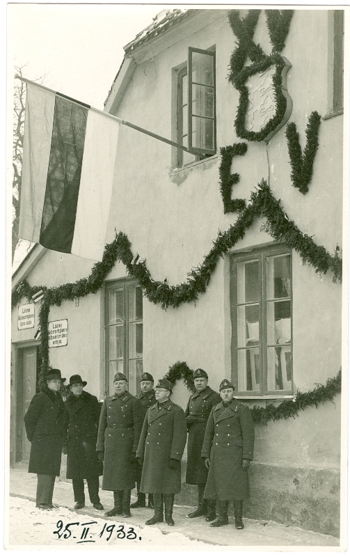 Photo. A group of military and civilians in front of the house of the Western Defence Forces. 25.ii.1933. Photo: J. Grünthal. Black and white.